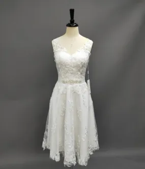 A-Line V-Neck Sleeveless Knee-Length Appliqued Lace Wedding Dress With Bow